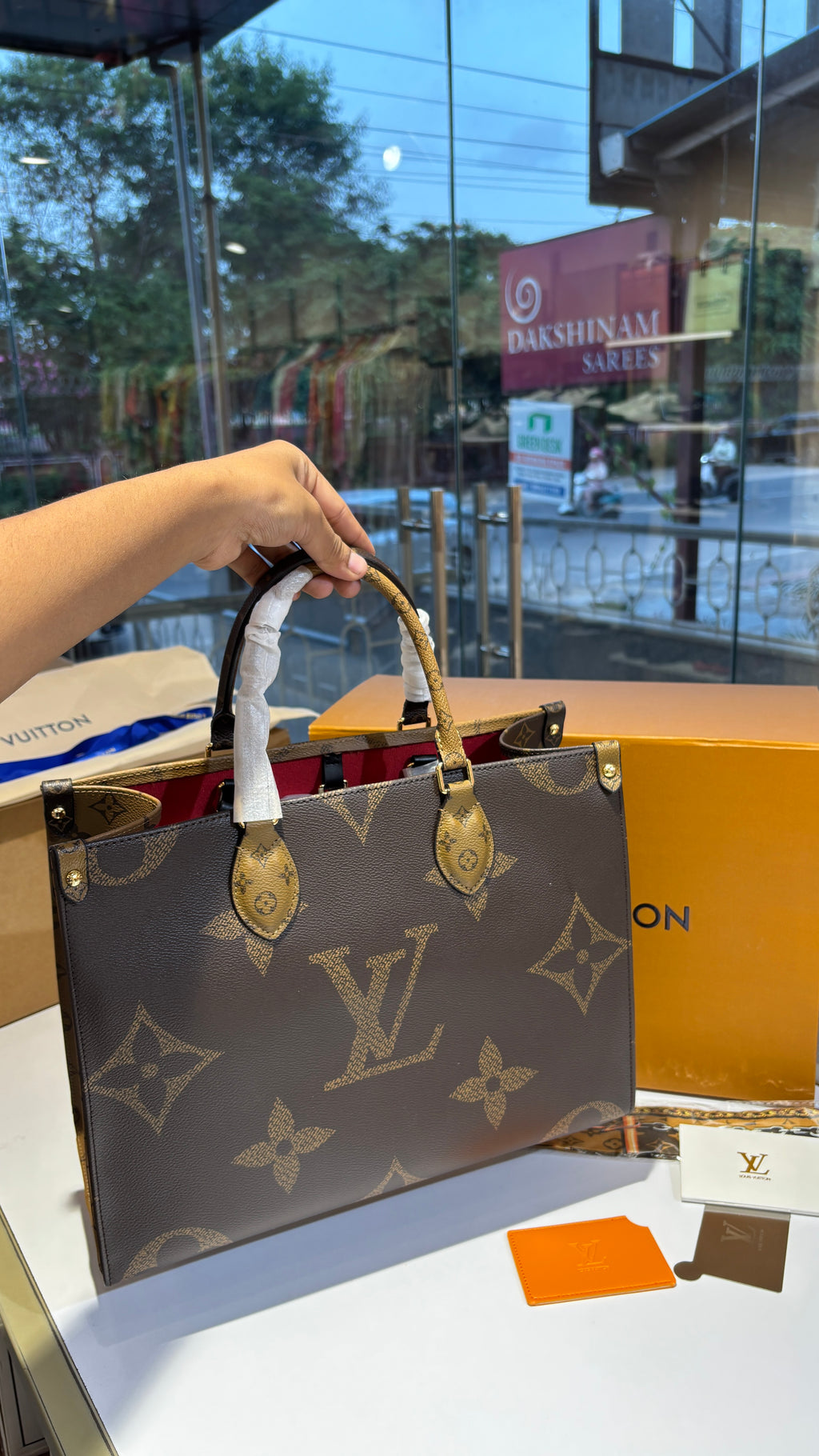 Dual tone Structured Tote with Detachable Compartment