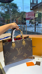 Dual tone Structured Tote with Detachable Compartment