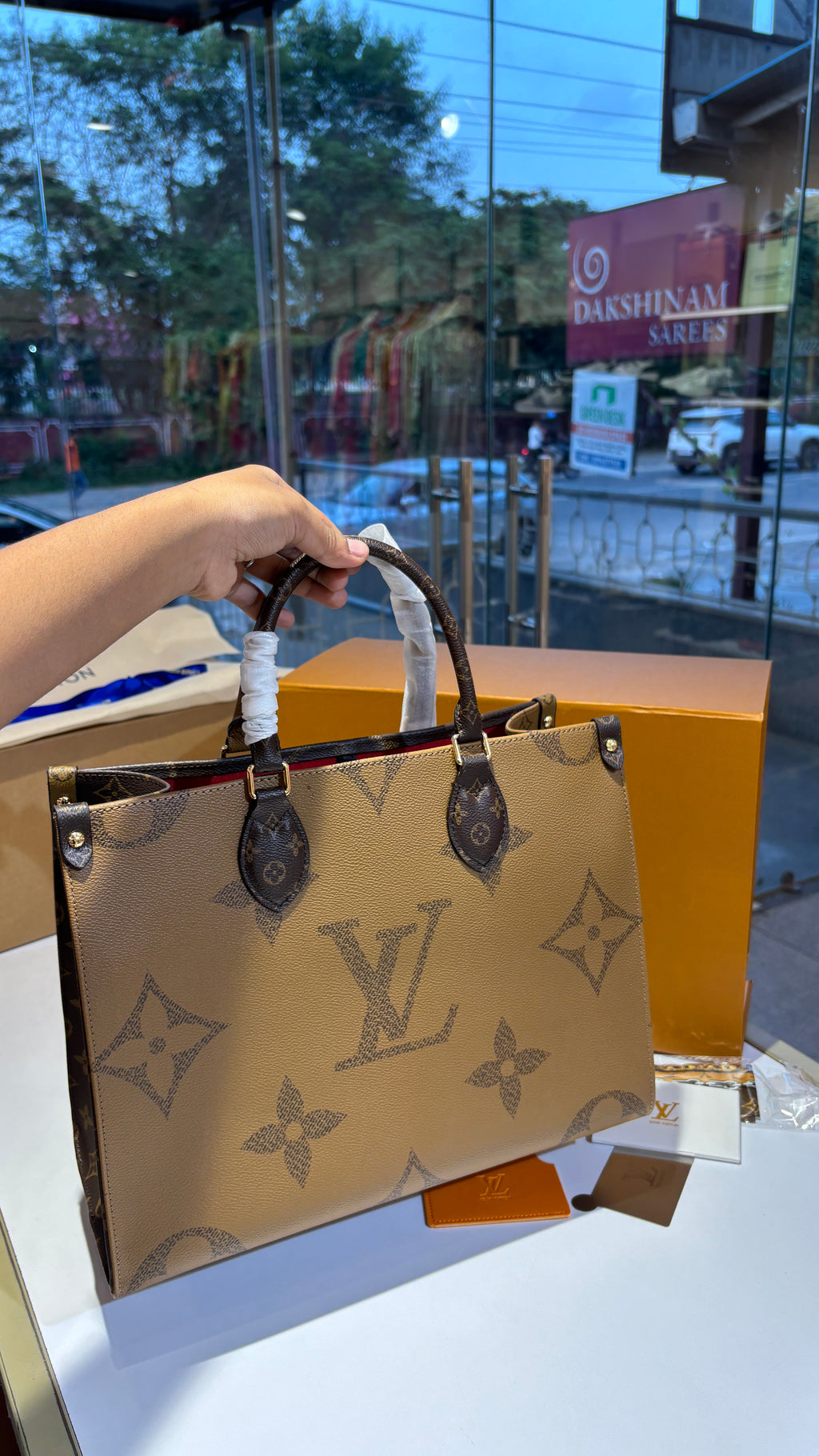 Dual tone Structured Tote with Detachable Compartment