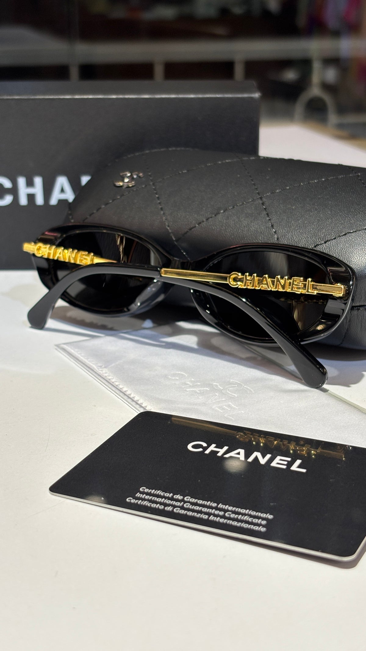 Oval sunglasses CH5565