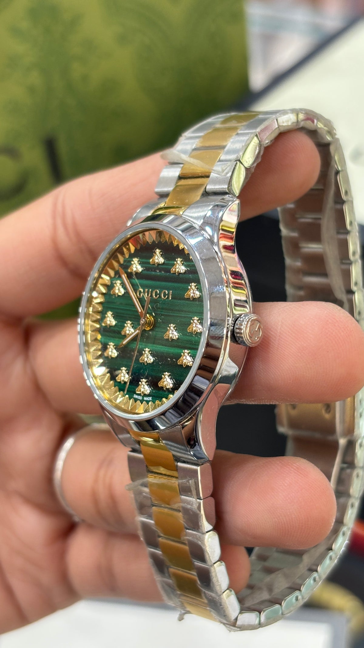YA1265042 Signature Green dial bee watch