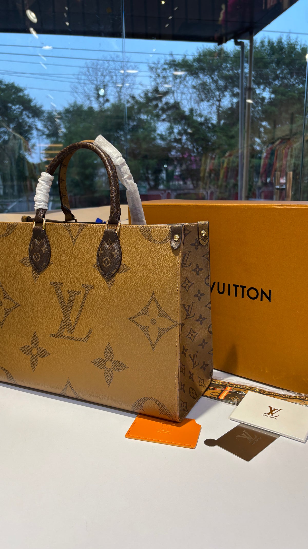 Dual tone Structured Tote with Detachable Compartment