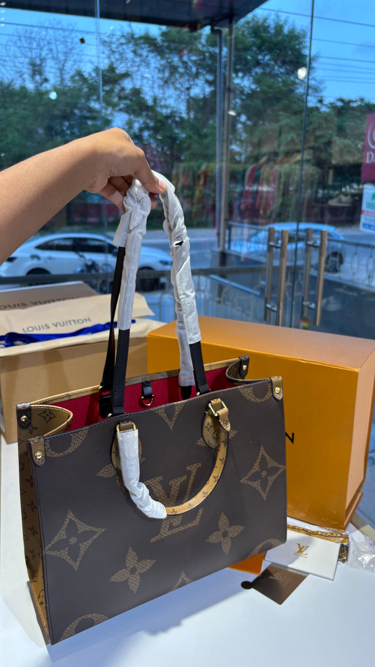 Dual tone Structured Tote with Detachable Compartment