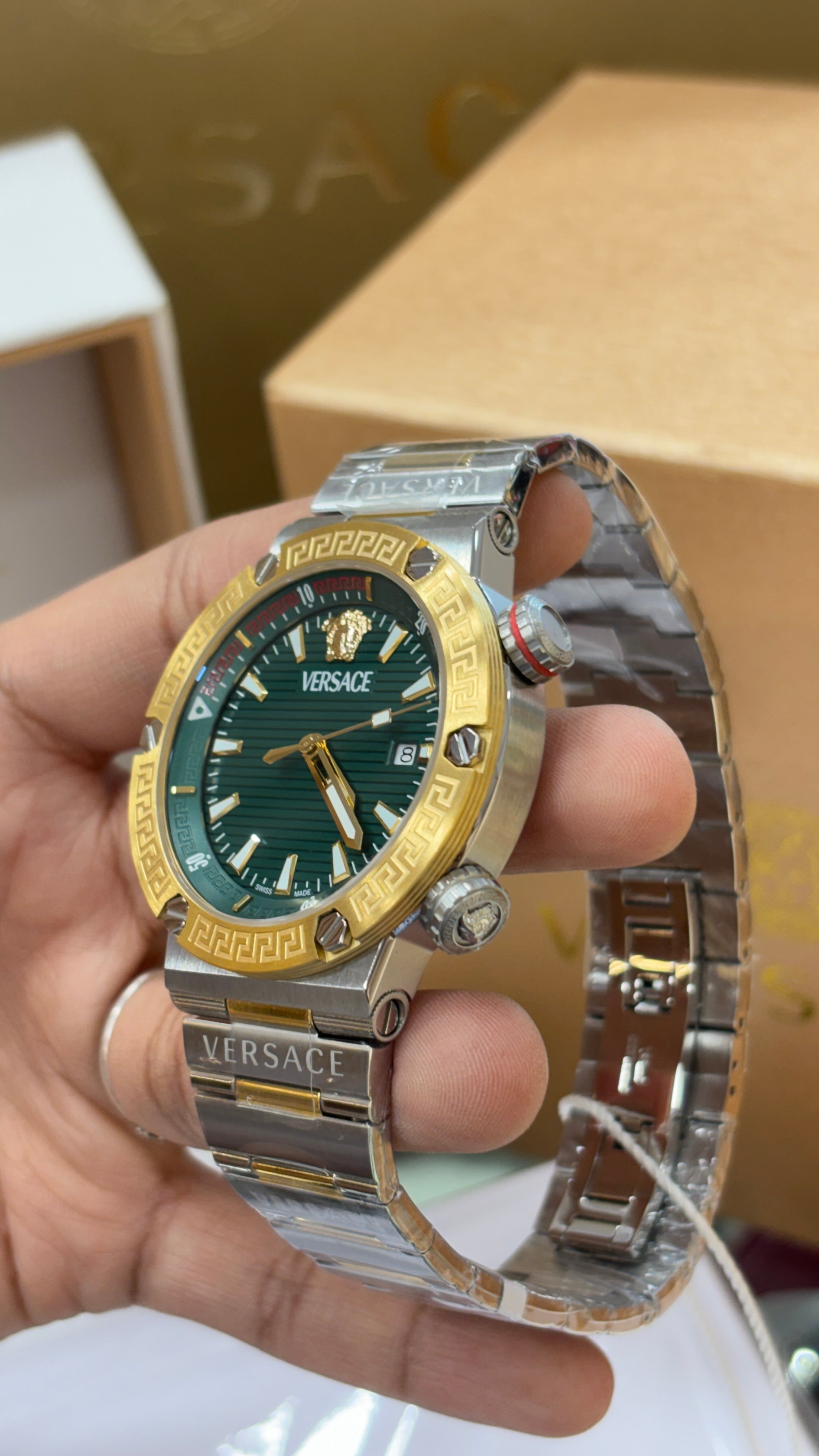 VE8G00524 Greca Logo Diver Analog Watch for Men